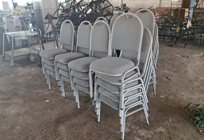 Cadeiras com estofado tipo auditório