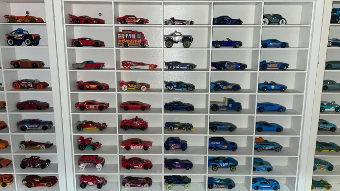 Kit Hot wheels 137 carrinhos variados mais 4 expositores 