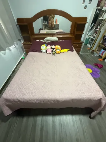 Cama casal em madeira