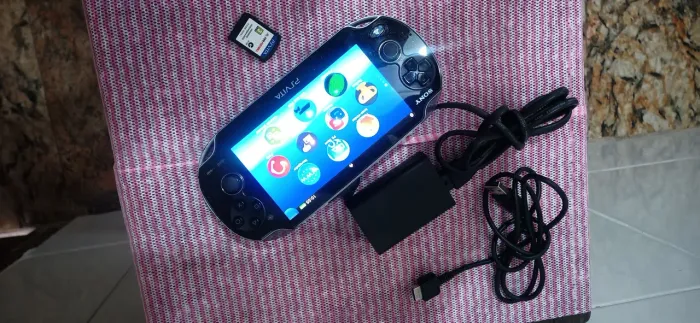 VENDO PSVITA MODELO PCH-1004,(DESTRAVADO )WHATSAPP *