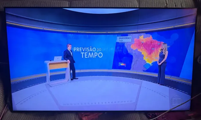TV LED Samsung 55" - Com detalhes no display