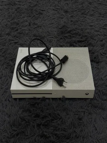 Xbox One S - 1Tb - 1 Jogo - Com Garantia - Sem Controle