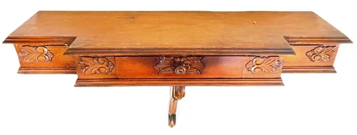 Elegante e antigo console ao gosto barroco anos 50 em madeira nobre ricamente entalhada