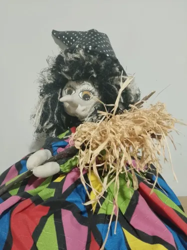 Boneca artesanal de pano (bruxa)