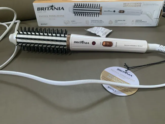 Escova Modeladora Britânia BEC04 2 Em 1 Cor Branco NOVA
