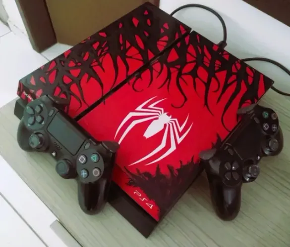 PS4 Personalizada Homem-Aranha | 2 Controles Originais + 2 Jogos | Quase 1TB