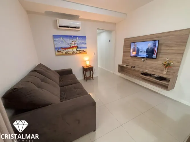 Apto 2 dormitorios, com piscina a cerca de 200 m da praia