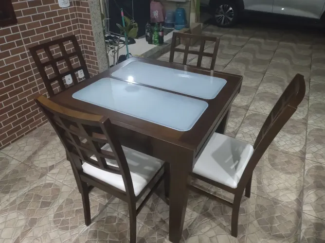 Jogo de mesa quadrada com 4 cadeiras para sala em madeira e vidro retrátil 