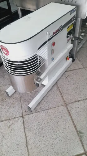 Batedeira 3 velocidades 20 litros muito nova