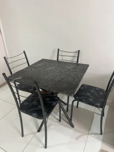 Vendo mesa 4 cadeiras