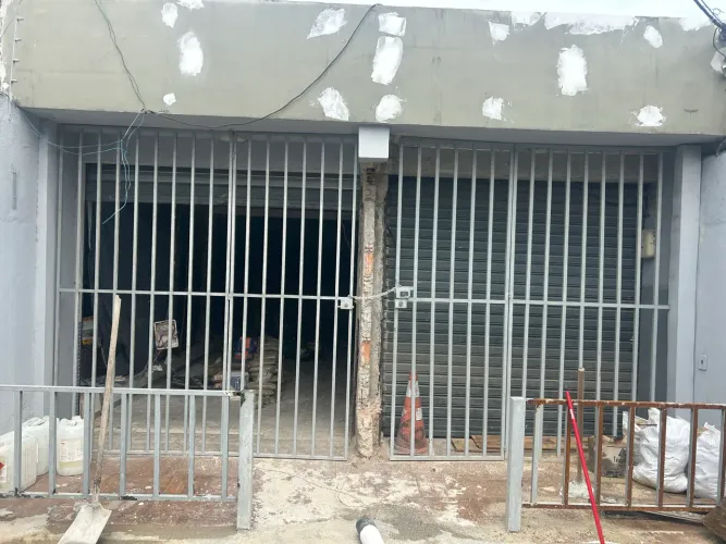 Portão de ferro gradeado em perfeitas condições para sair hoje 