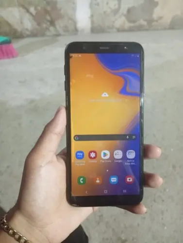 Estou vendendo esse celular ele tá sem trinco e vai com película