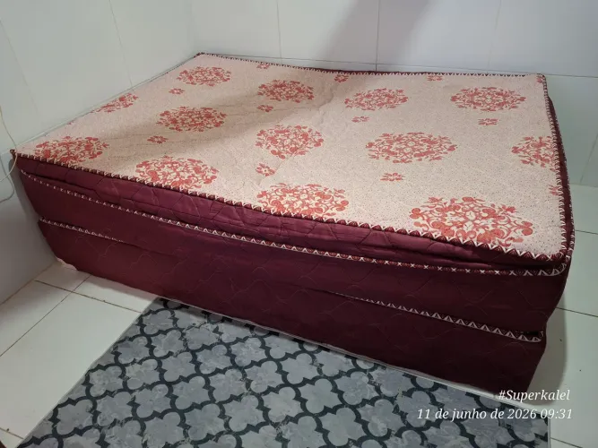 Cama box de mola ensacada ela esta sem o pé