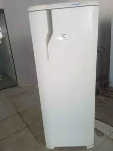 Geladeira eletrolux frostfree RFE39 322 litros bem conservada funciona normal