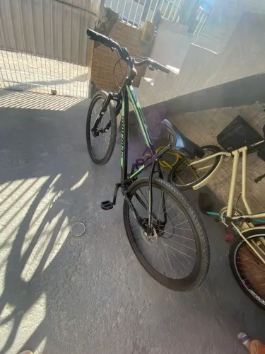 bicicleta Mormaii Venice aro 29 preta com detalhes verdes