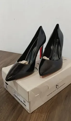 Scarpin preto com solado vermelho