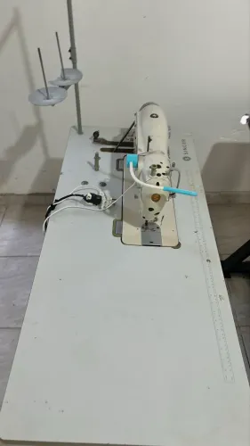 Máquina de costura reta singer industrial funcionando promoção 