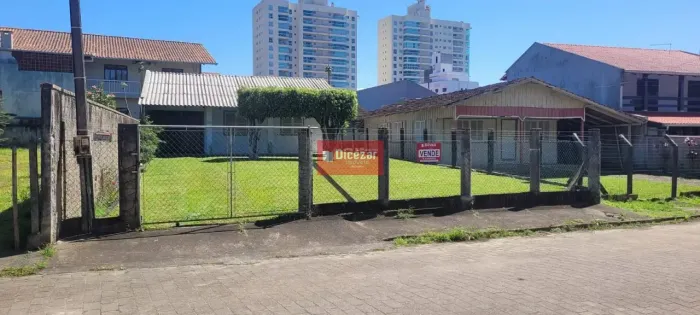 Casa à venda, em localização privilegiada, em amplo terreno a apenas 180 metros da Praia d