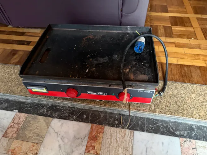 Chapa elétrica Cbe 800l 220v - precisa de manutenção.
