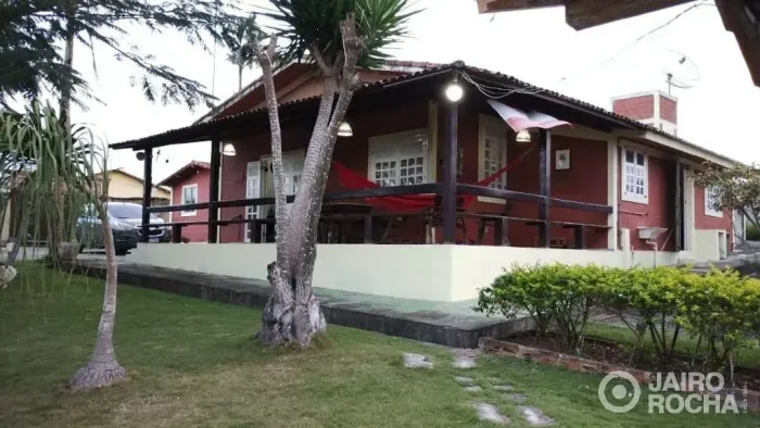Casa com Piscina e Amplo Terreno de 1.050m² | 3 Quartos | Terraço em L | 3 Vagas | Área de