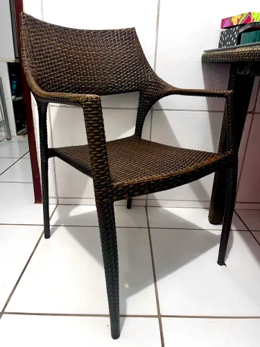 Cadeira de Fibra Sintética Tipo Vime com Braços - Resistente e Elegante
