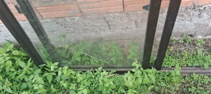 Janela de alumínio preta 2,60 x 1,10 m - precisa trocar alguns vidros
