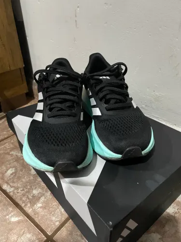 Tênis adidas 