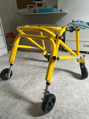 Andador Infantil Ortodôntico / Postural / Auxílio de Marcha Amarelo