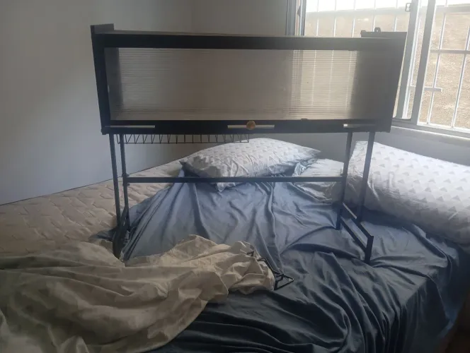 escorredor de louça encima de pia