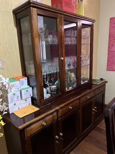 Vendo Cristaleira em madeira maciça de Imbuia com duas prateleiras de vidro com