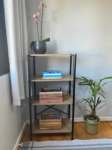 Estante 4 prateleiras madeira + estrutura metálica. R$ 100