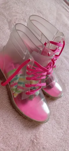 Sapatos e botas conservadas e umas nao usadas 