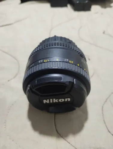 Vendo lente 50mm para máquina fotográfica Nikon em excelente estado