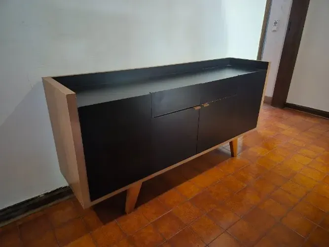 Buffet aparador preto com pés de madeira 160x80x40