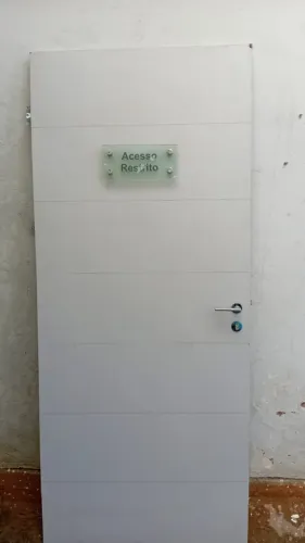 porta em madeira 210x0,90 em madeira com fechadura e chave formica