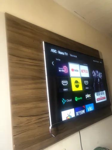Vendo TV de 43 polegadas com sistema Roku tem até uma led atrás de luzes
