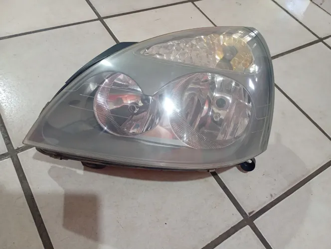 Farol Clio lado esquerdo 