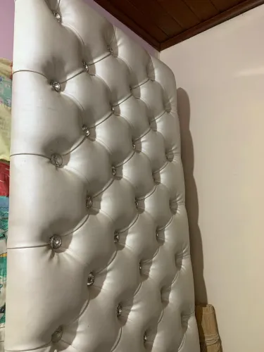 Cabeceira de cama estofada em Capitone 