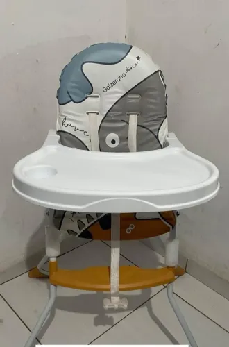 VENDO CADEIRA DE ALIMENTAÇÃO 300R$