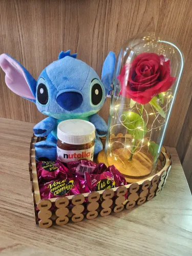 Cesta stitch com rosa encantada e doçuras presente namorada amor carinho