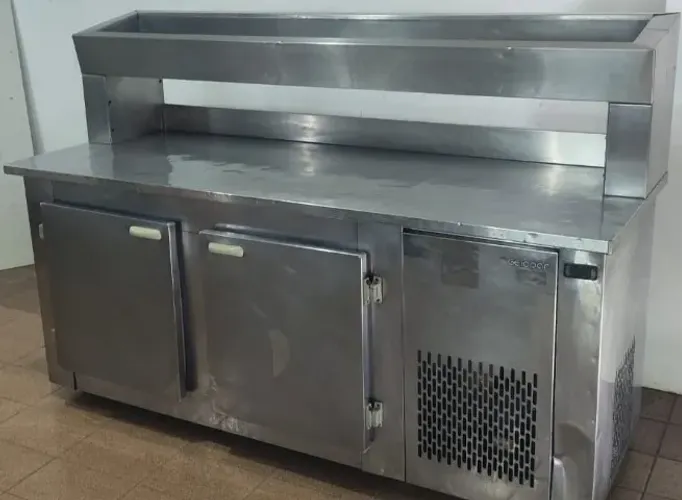 Bancada refrigerada 2 portas com condimentadora Gelopar