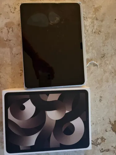 iPad Air 5ª geração ,256GB, Wi-Fi +celular, Estelar, cabo USB e carregador. Por 3.200$
