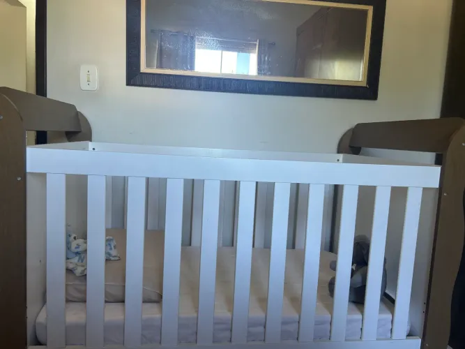 Berço americano que vira cama e sofá 