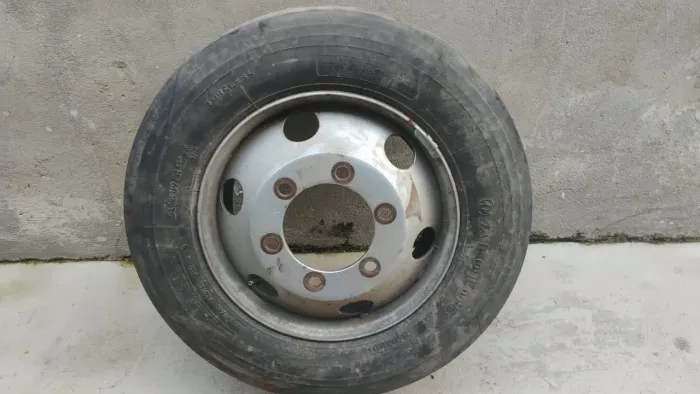 Roda de caminhão 3/4 com pneu