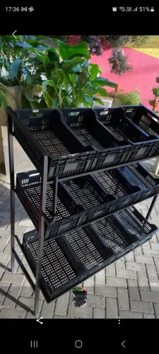 Expositor de frutas e legumes com 12 caixas e suporte para sacola