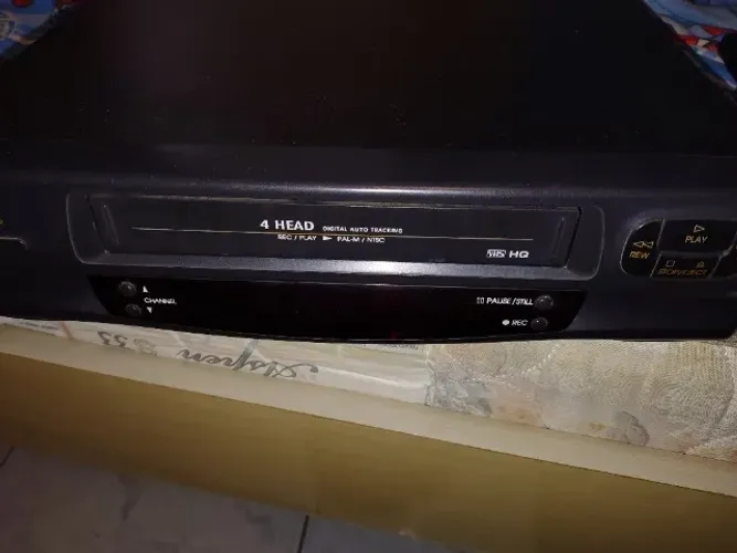 Aparelho de VHS modelo VHR-9403N, marca SANYO
