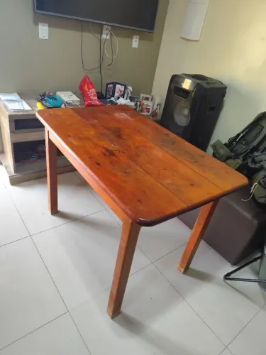 Mesa de jantar em madeira tipo cedro