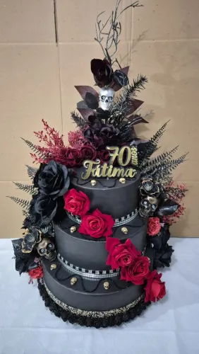 bolo fake preto vermelho 3 andares halloween caveira