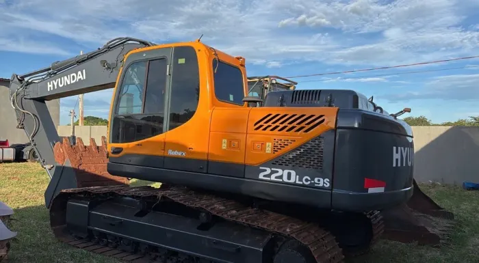 Escavadeira Hyundai 220 LC-9S ano 2023 com 1.300 horas, no Paraná 