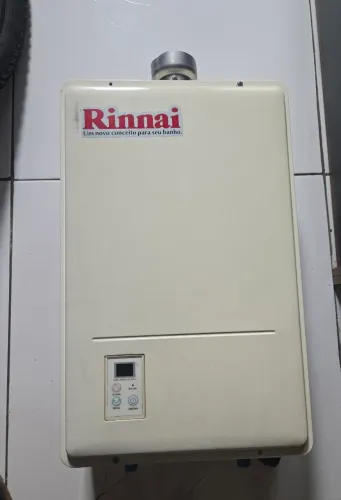 Aquecedor de água a gás Rinnai com capacidade de 16(litros/minuto)